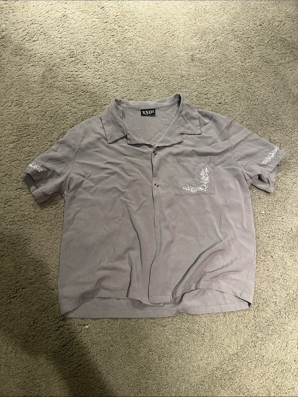 Men’s Short-Sleeve Button Shirt in Light Gray with Embroidered Pocket